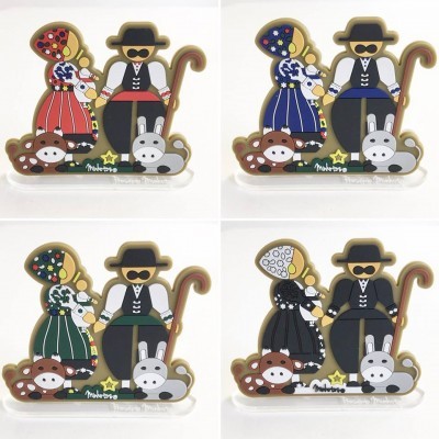 Quatro figuras acrílicas de casal tradicional com animais e base transparente 'Madeira'