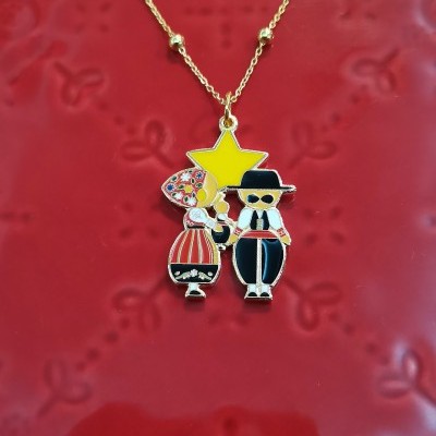 Colar dourado com pendente colorido de figuras tradicionais e estrela amarela