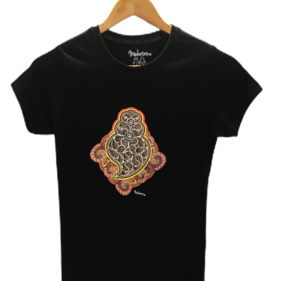 T-shirt preta com padrão colorido pendurada num cabide de madeira