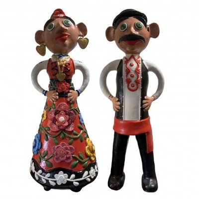Estatuetas decorativas de casal tradicional com vestido vermelho e flores, e homem com camisa branca e colete preto