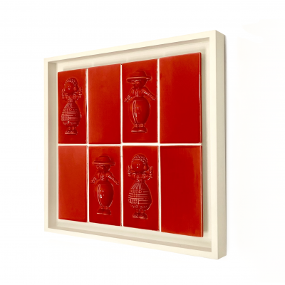 Painel de azulejos cerâmicos vermelhos com figuras humanas em relevo em moldura branca