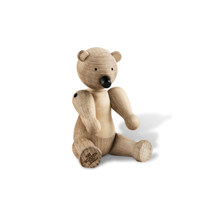 Urso de madeira com textura natural, olhos e nariz pretos, sentado