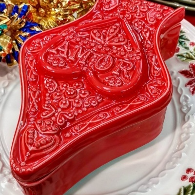 Caixinha decorativa vermelha em cerâmica com a palavra AMOR em relevo