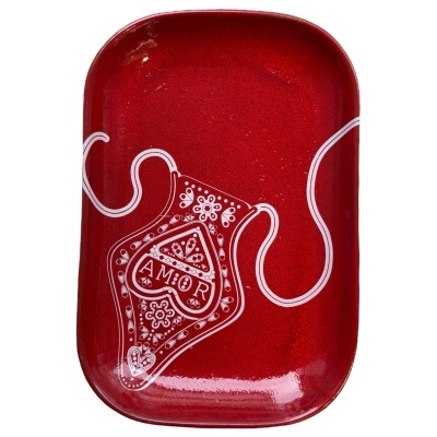 Tabuleiro cerâmico vermelho com decoração branca e palavra AMOR