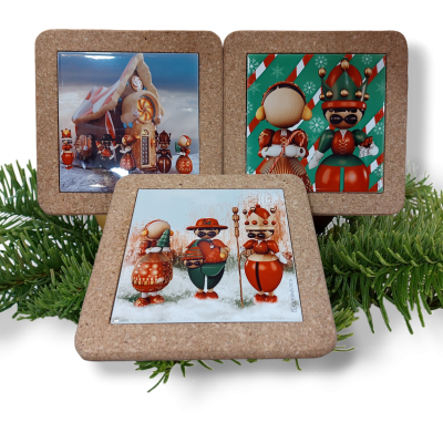 Bases de cortiça com imagens natalícias e ramos de pinheiro