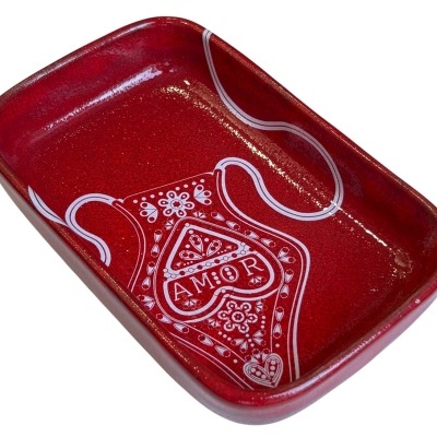 Tabuleiro cerâmico vermelho com padrão branco e palavra AMOR