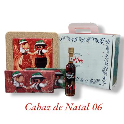 Cabaz de Natal com garrafa de licor, caixas vermelhas decoradas e placa de cortiça com figuras natalícias.