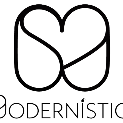 Dupla de cápsulas em metal castanho dentro de caixa cinzenta sobre mesa cinza clara com vasos brancos, vela e plantas