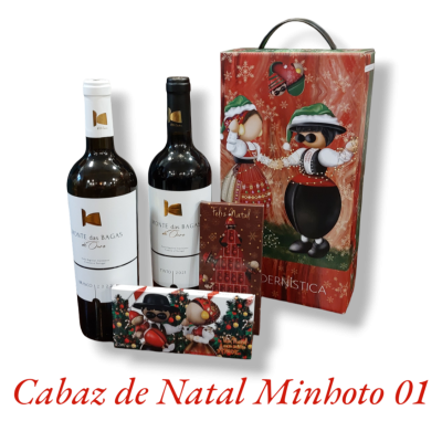 Conjunto de Natal com duas garrafas de vinho Monte das Bagas e embalagens festivas vermelhas e decoradas com motivos natalícios