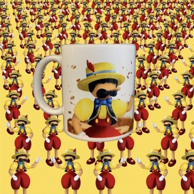 Caneca branca com imagem do Pinóquio rodeada por múltiplas figuras do mesmo personagem em fundo amarelo