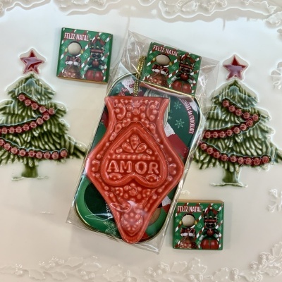 Azulejos decorativos de Natal com texto FELIZ NATAL e objeto vermelho com texto AMOR