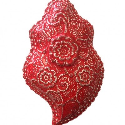 Concha decorativa vermelha com padrões florais dourados em relevo