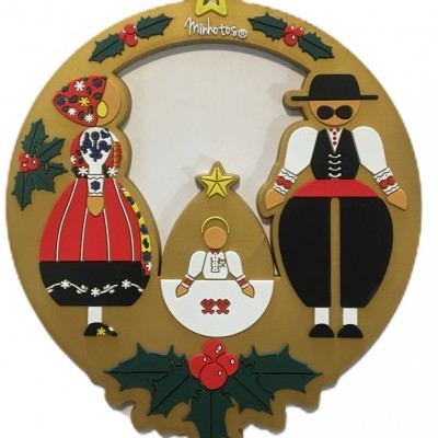 Moldura dourada com três bonecos vestindo trajes tradicionais e decoração de folhas e bagas vermelhas