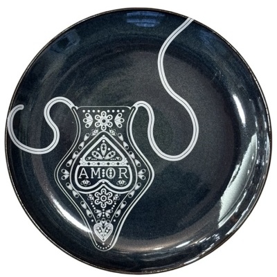 Prato preto com desenho branco de vaso decorativo e texto AMOR
