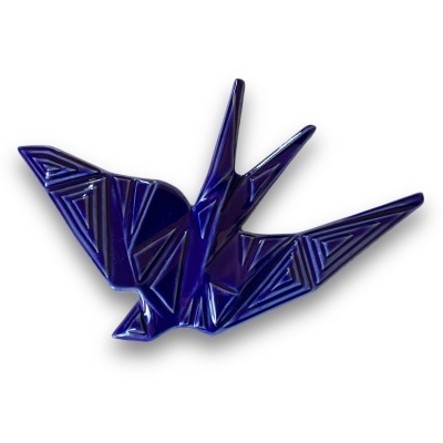 Escultura cerâmica azul em forma de pássaro estilizado