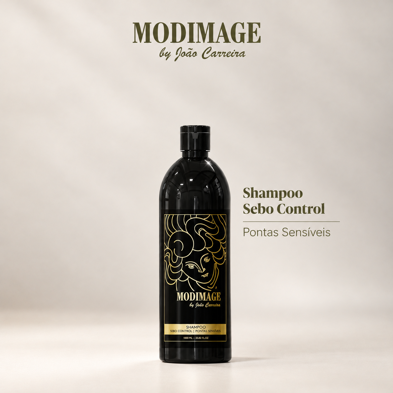 Shampoo Sebo Control Frasco preto de champô MODIMAGE com rótulo dourado e preto, texto e desenho de rosto estilizado em fundo bege