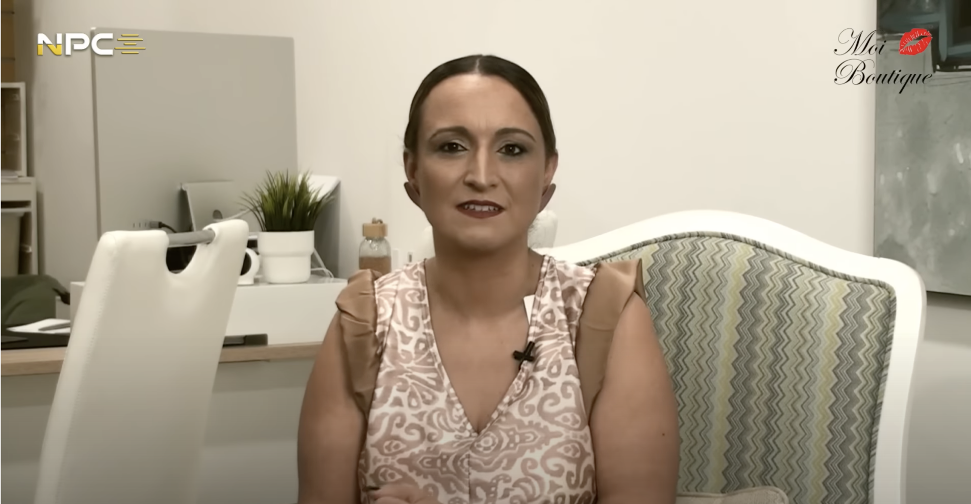 Mulher sentada em cadeira com padrão ondulado em ambiente interior moderno