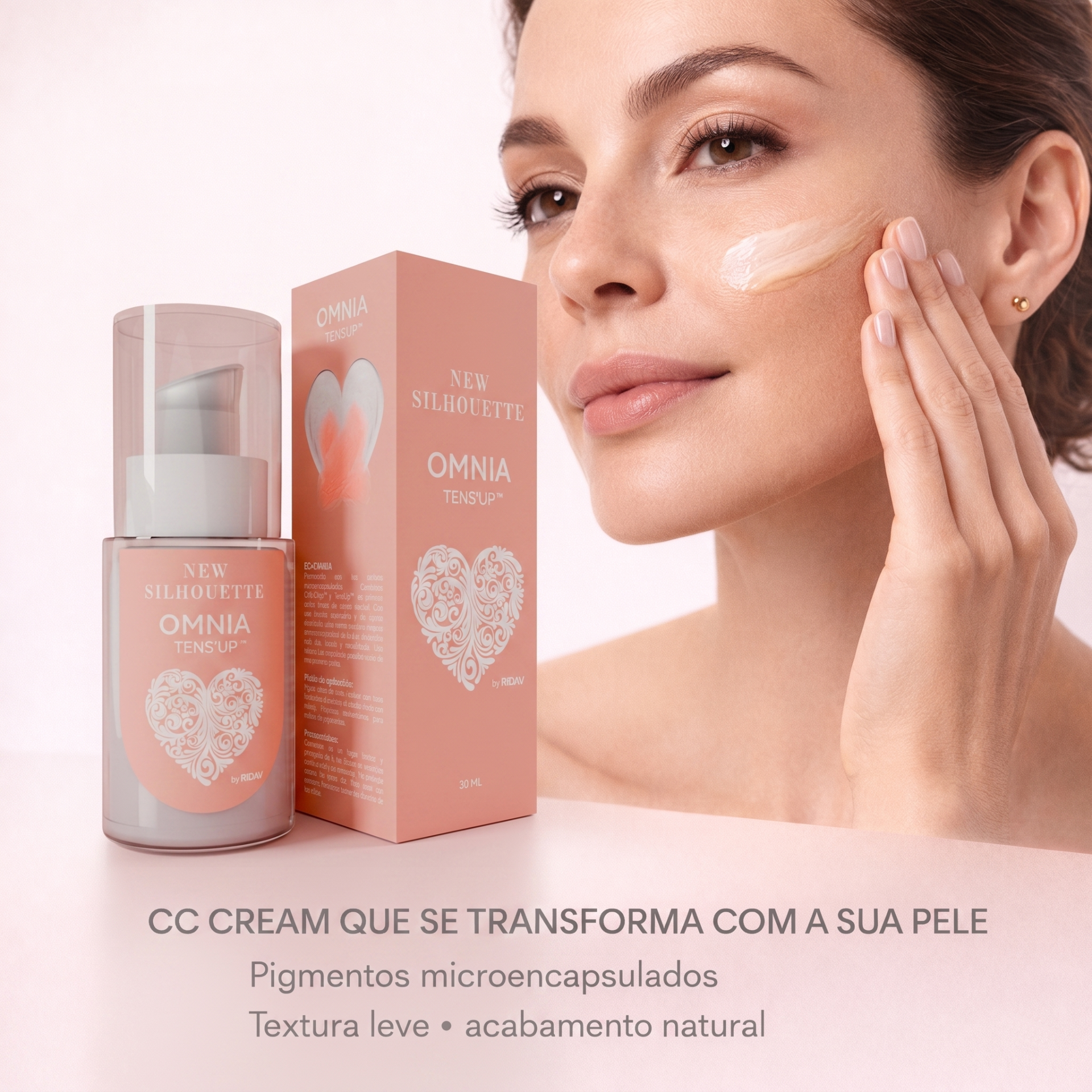 Omnia TENS’UP™ Frasco e embalagem de creme CC Omnia TensUp cor-de-rosa com rosto de mulher a aplicar creme