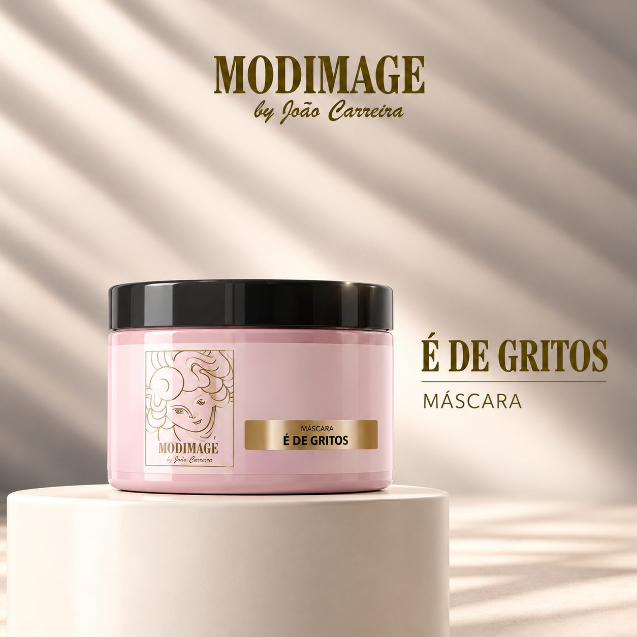 Máscara É de Gritos! Frasco rosa com tampa preta de plástico de máscara de beleza com texto e ilustração em fundo claro.