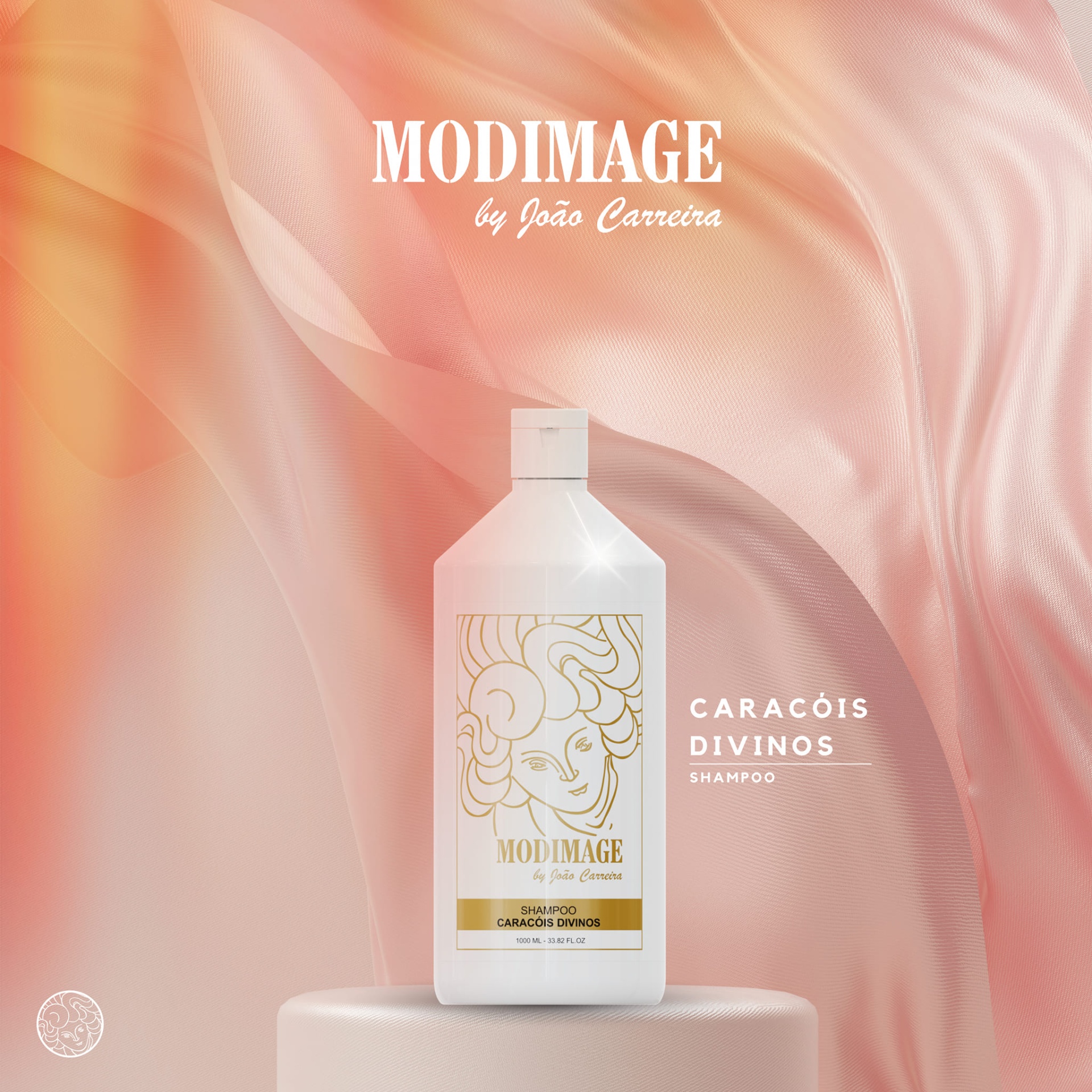 Shampoo Caracóis Divinos Frasco branco de shampoo MODIMAGE Caracóis Divinos com design dourado e branco sobre superfície cilíndrica cor creme e fundo rosa e laranja
