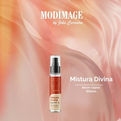 Frasco de sérum capilar Mistura Divina da MODIMAGE em fundo rosa cor de coral sedoso