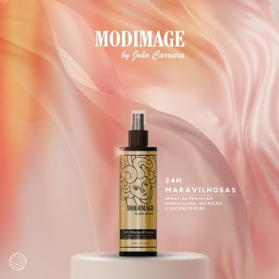 Frasco de spray de proteção para cabelo MODIMAGE em pedestal branco com fundo rosa e laranja