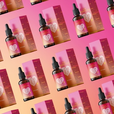 Frascos gota a gota e embalagens rosa e vermelhas com texto DIGITAL LOVE RITUAL num padrão repetido