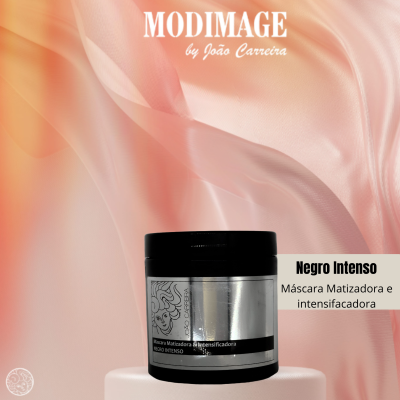 Frasco preto de máscara capilar Negro Intenso com fundo de tecido rosa e laranja