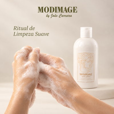 Mãos ensaboadas e frasco branco de gel de banho MODIMAGE