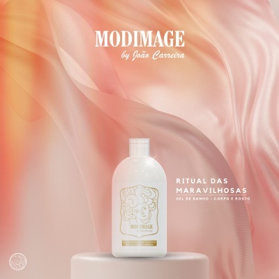 Frasco branco de gel de banho MODIMAGE sobre suporte branco em fundo cor de rosa e laranja