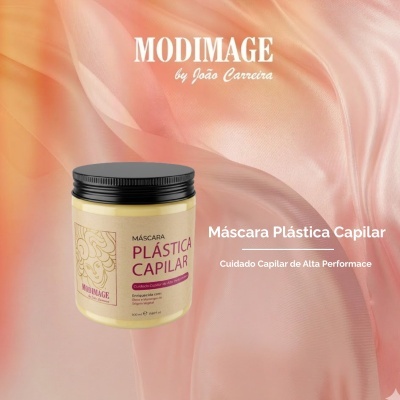 Frasco de máscara capilar com rótulo e texto em português sobre fundo rosa e laranja