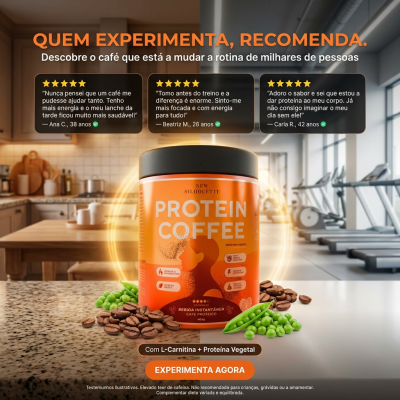 Frasco laranja de Protein Coffee numa bancada com grãos de café e ervilhas, cozinha e ginásio ao fundo