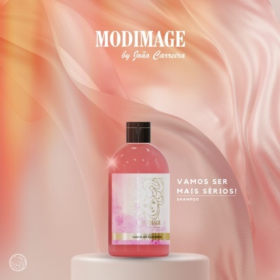 Frasco rosa de champô com tampa preta e etiqueta branca, fundo rosa ondulado.