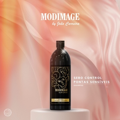 Frasco preto de shampoo Modimage com rótulo dourado e preto sobre pedestal branco
