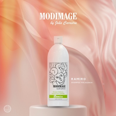 Frasco branco de champô Modimage com rótulo ilustrado e texto em fundo rosa