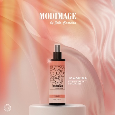 Frasco de spray rosa MODIMAGE JOAQUINA condicionador instantâneo sobre pedestal branco em fundo rosa.