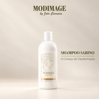 Frasco de shampoo branco com rótulo dourado, sobre fundo bege com texto promocional.
