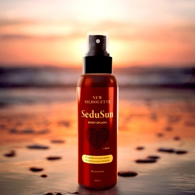 Frasco de spray corporal SeduSun com pôr-do-sol ao fundo e pedras na superfície molhada