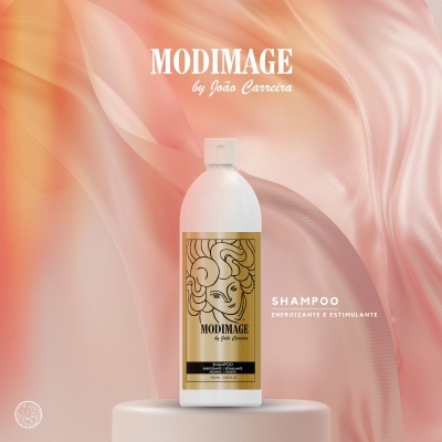 Garrafa branca de champô Modimage com rótulo dourado e preto e fundo rosa texturizado