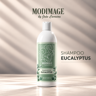 Frasco branco de shampoo eucalipto MODIMAGE com rótulo verde e ilustração de rosto feminino e folhas de eucalipto.