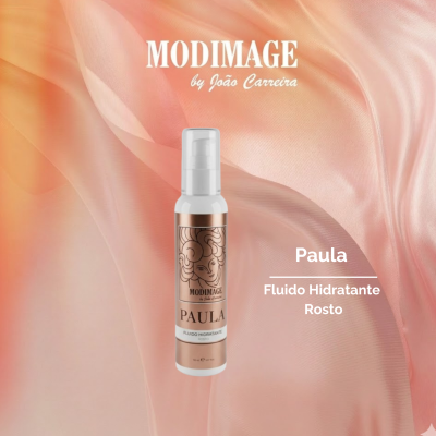 Fluido hidratante para rosto MODIMAGE Paula em frasco branco com tampa spray e fundo rosa