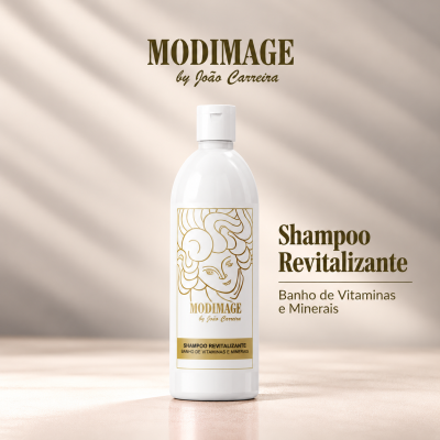 Frasco branco de shampoo revitalizante Modimage com rótulo dourado e branco, sobre fundo bege com sombras.