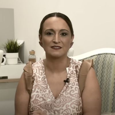 Mulher sentada em cadeira com padrão ondulado em ambiente interior moderno