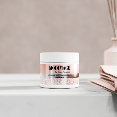 Frasco branco de creme hidratante Modimage sobre bancada branca