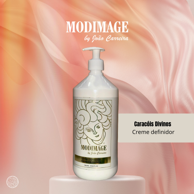 Frasco branco com bomba de creme definidor MODIMAGE Caracóis Divinos em fundo cor-de-rosa