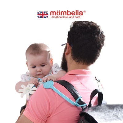 Homem a carregar bebé com fita azul de suporte sobre ombro