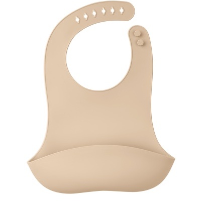 Babete para bebé em silicone bege com bolso coletor e fecho ajustável
