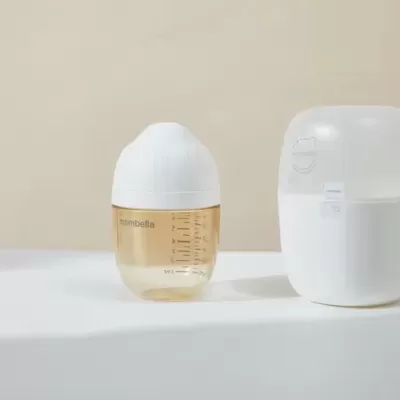 Dois frascos de produtos cosméticos com tampas brancas sobre superfície branca