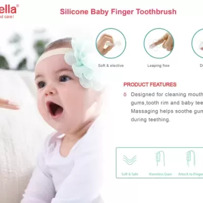 Fotografia de bebé com laço branco e escova de dedo de silicone para dentes de bebé