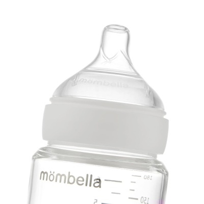 Garrafa de bebé com bocal transparente e marca 'mômbella'